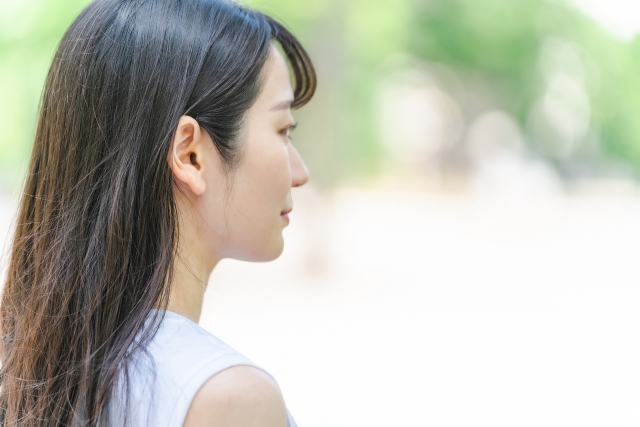 遠くを見つめる女性