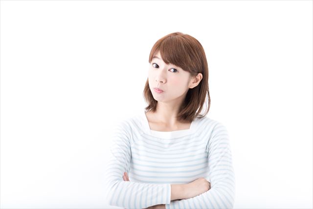 疑問を抱く女性(30代)