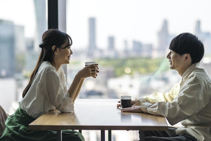 喫茶店で会話するカップル