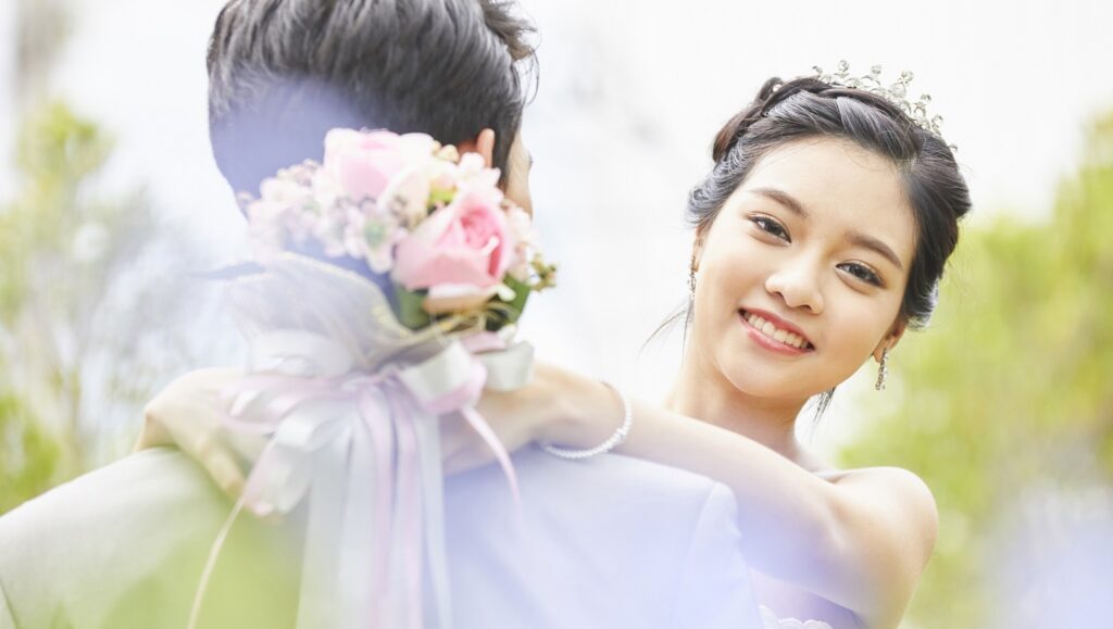 笑顔で新郎に寄り添う花嫁の幸せな結婚式シーン