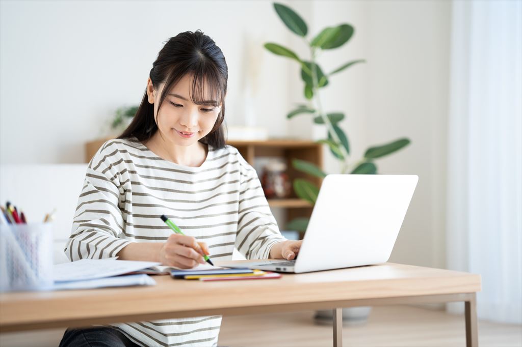 賢い資産運用をする女性