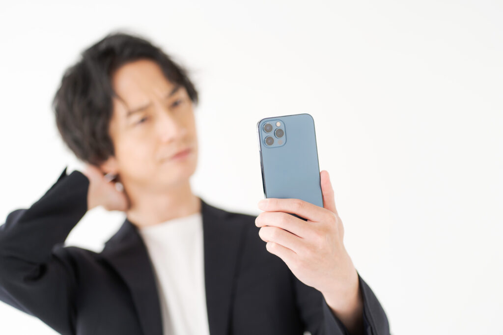 スマフォを持って困っている男性