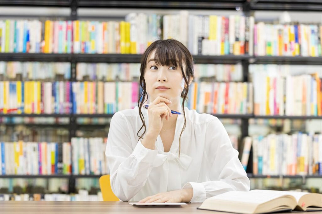 図書館で勉強する女性