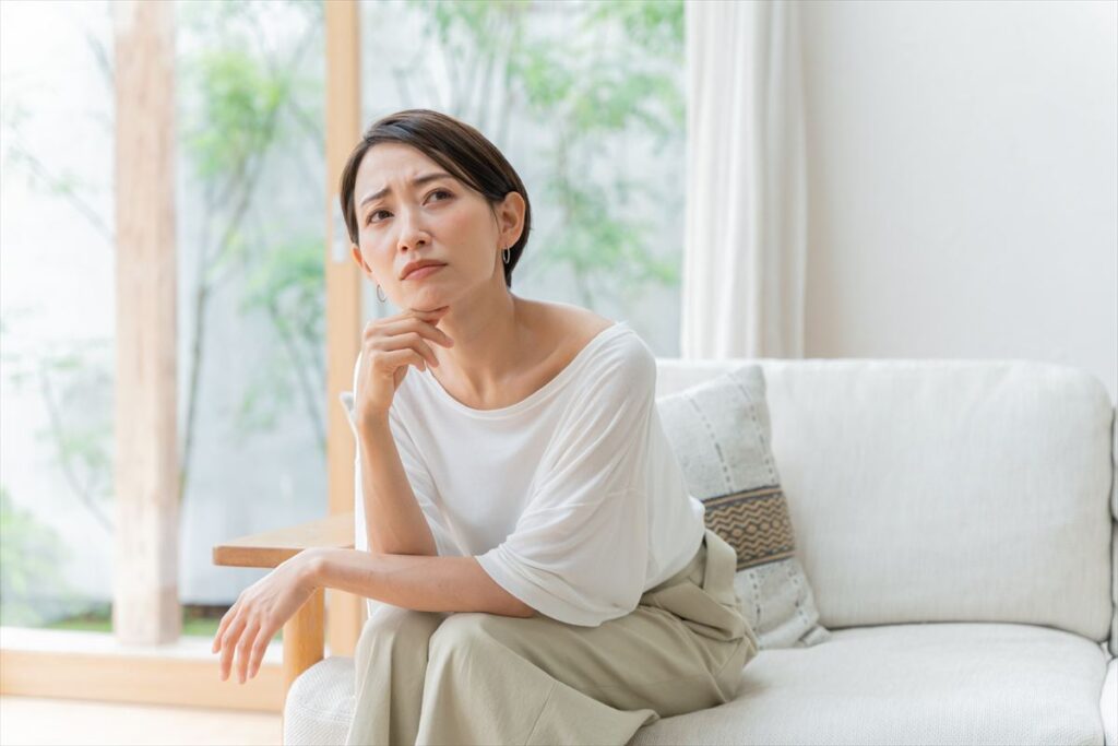 結婚や人生について悩み考え込む中年女性のイメージ